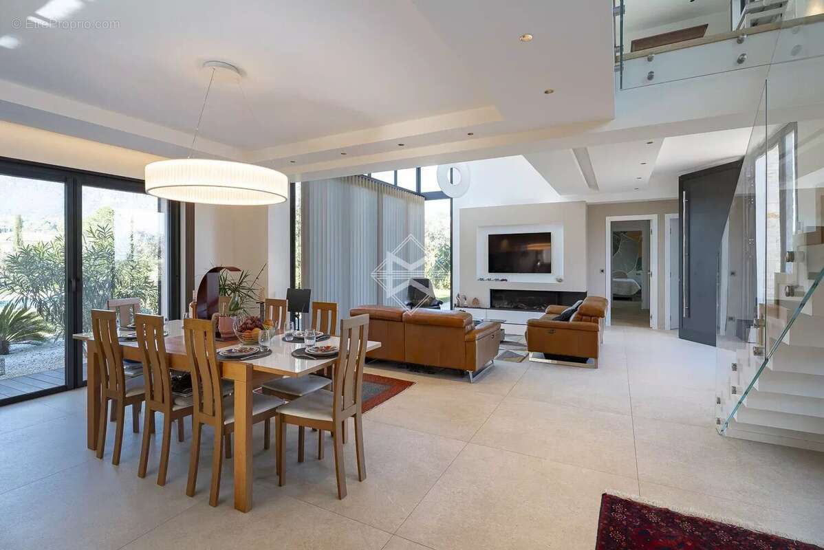 Maison à ROQUEFORT-LES-PINS