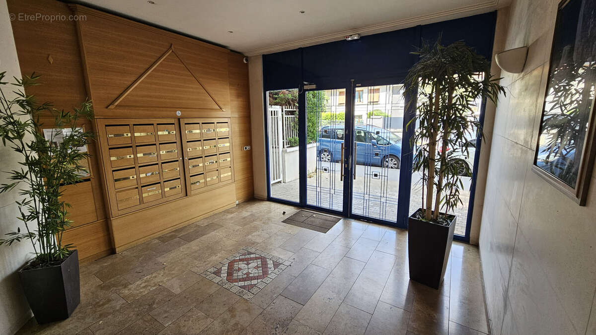 Appartement 4 Pièces 101m2 avec balcons - Quartier Gratte Ciel - photo 8