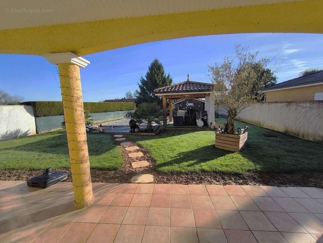 Maison à CRUZILLES-LES-MEPILLAT