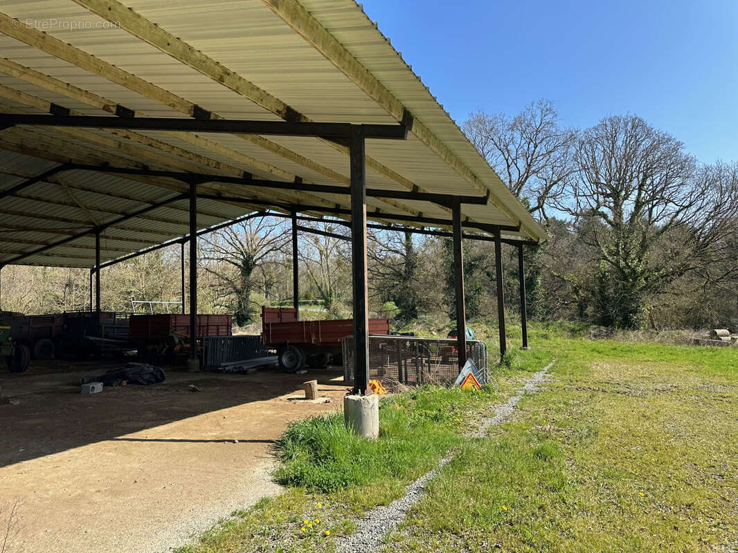 Parking à SAINT-LORMEL