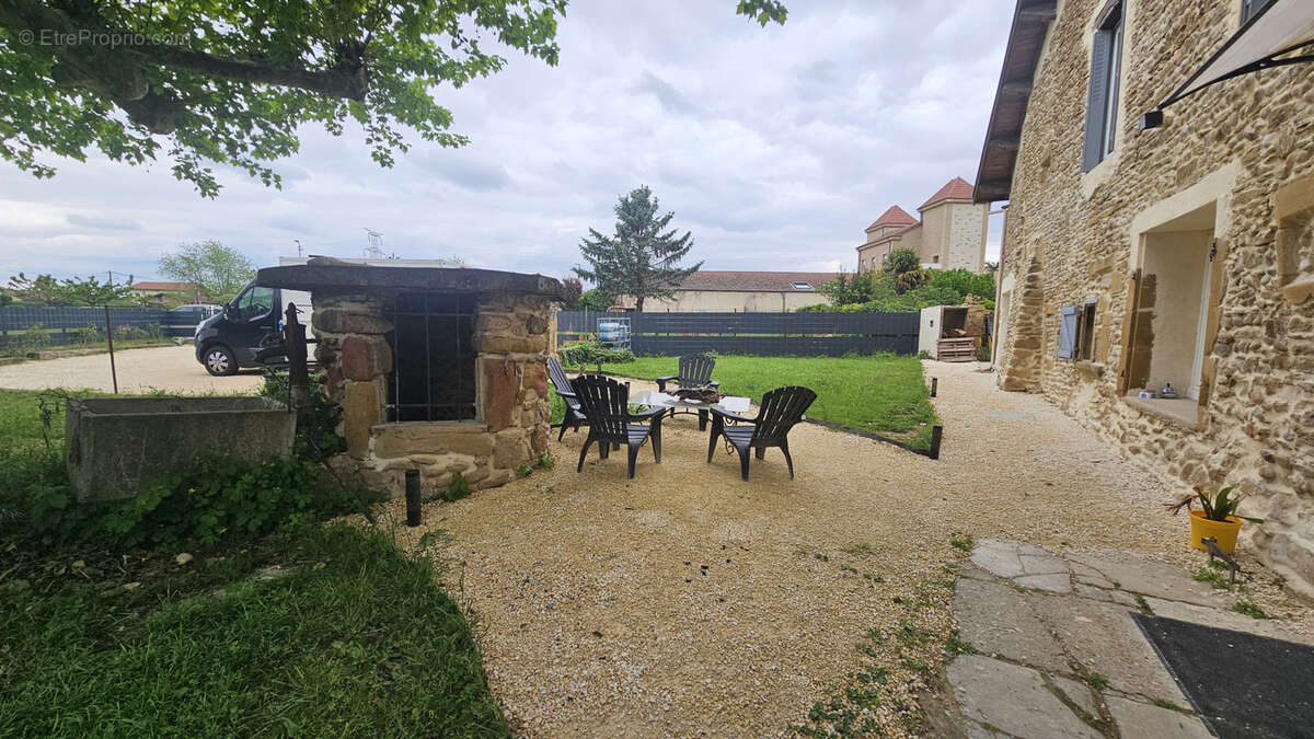 Maison de caractère, 288m2 hab. au cœur du village - photo 6