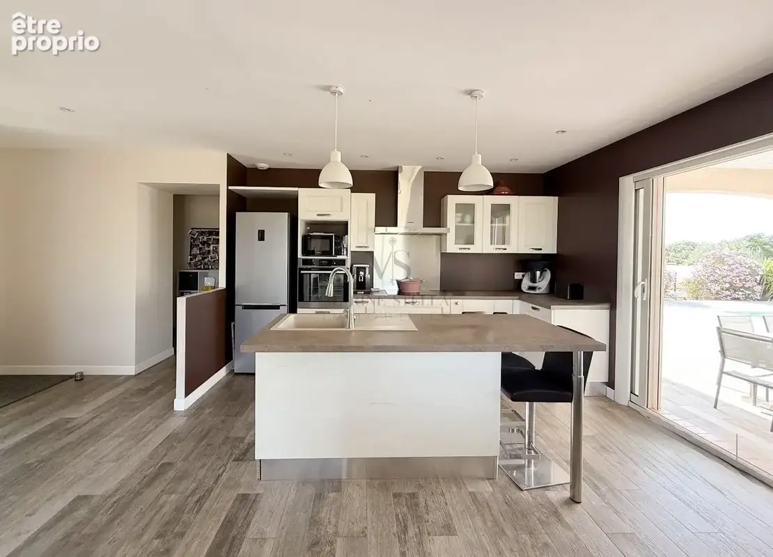 Ensemble Immobilier Rare  Trois Maisons, Piscine, Terrains Agricoles et Équipements pour Activité Animalière - photo 12