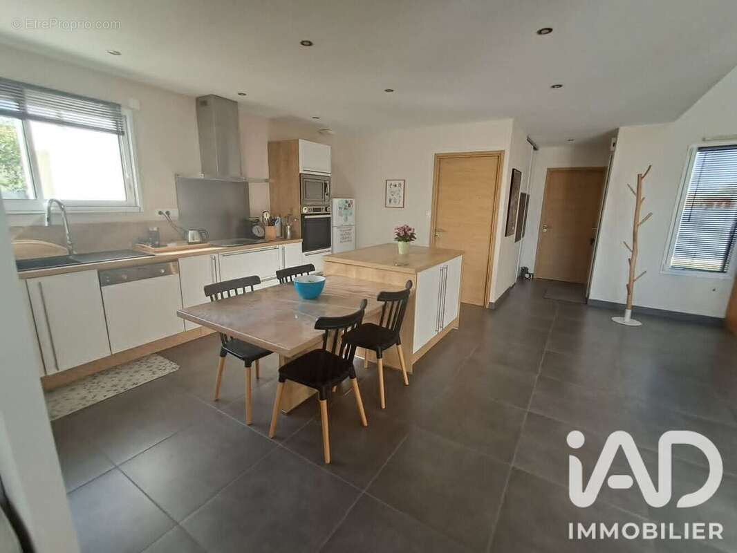 Maison 116 m² à Saint-Denis-La-Chevasse  - photo 4