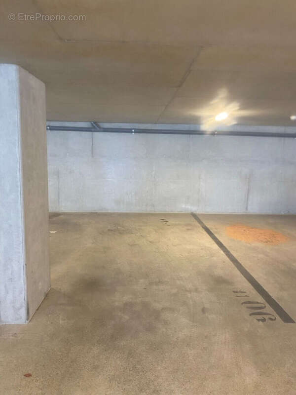 À vendre - Place de parking sécurisée - Grenoble Flaubert - photo 4