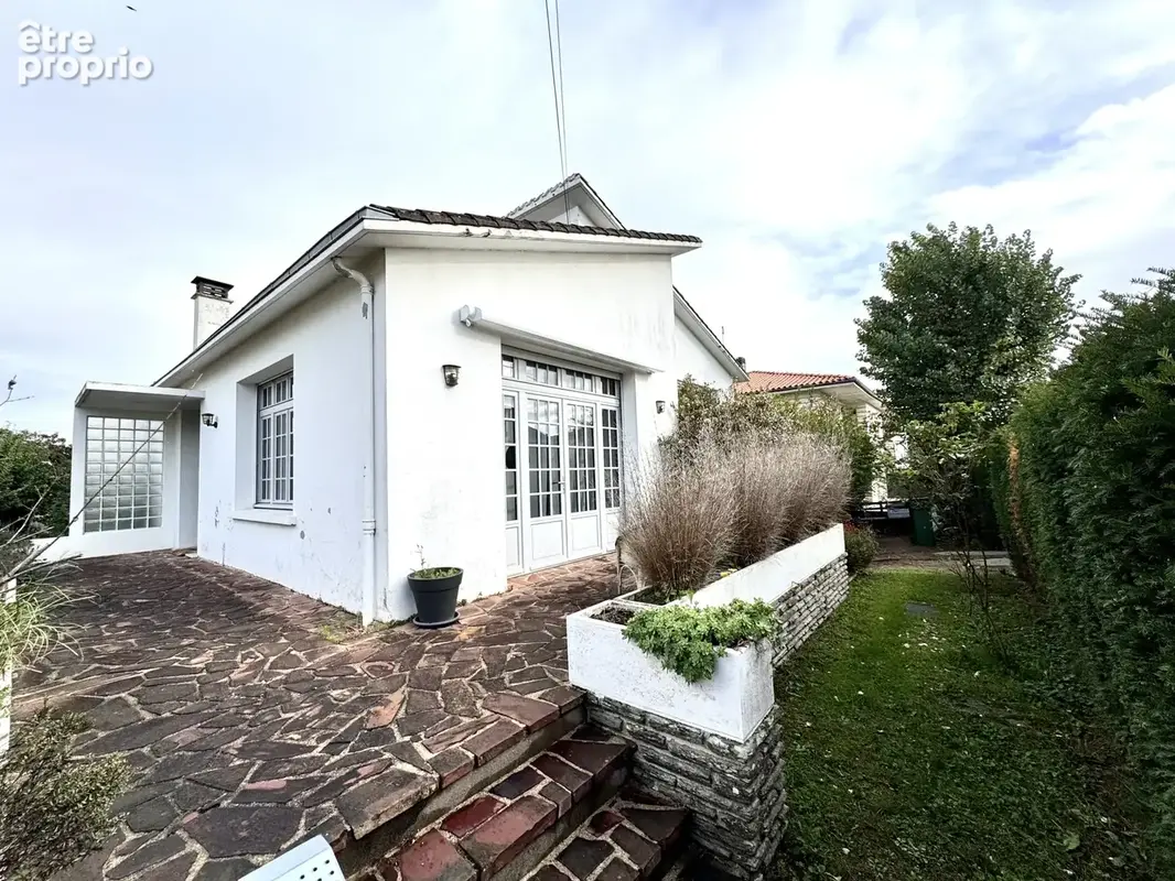 NIORT   Maison rénovée de 141 m2, 4 chambres, jardin et garage, proche des Halles et du Quai Métayer - photo 3