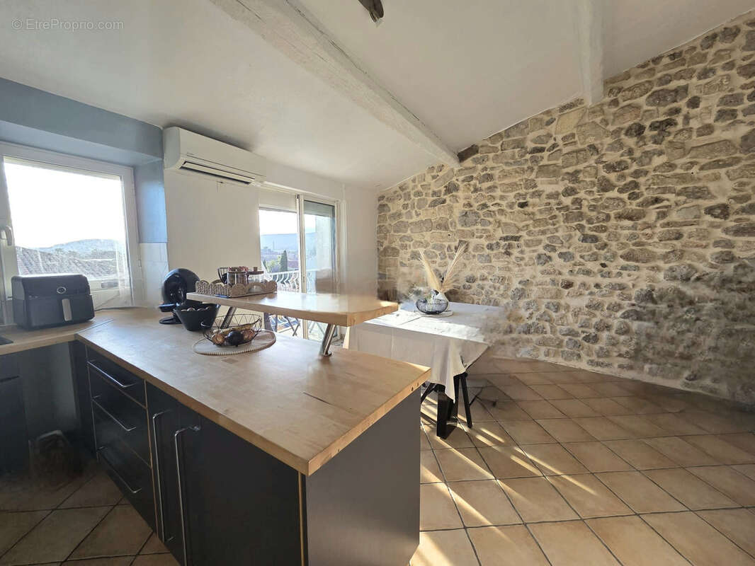 Appartement à VIC-LA-GARDIOLE