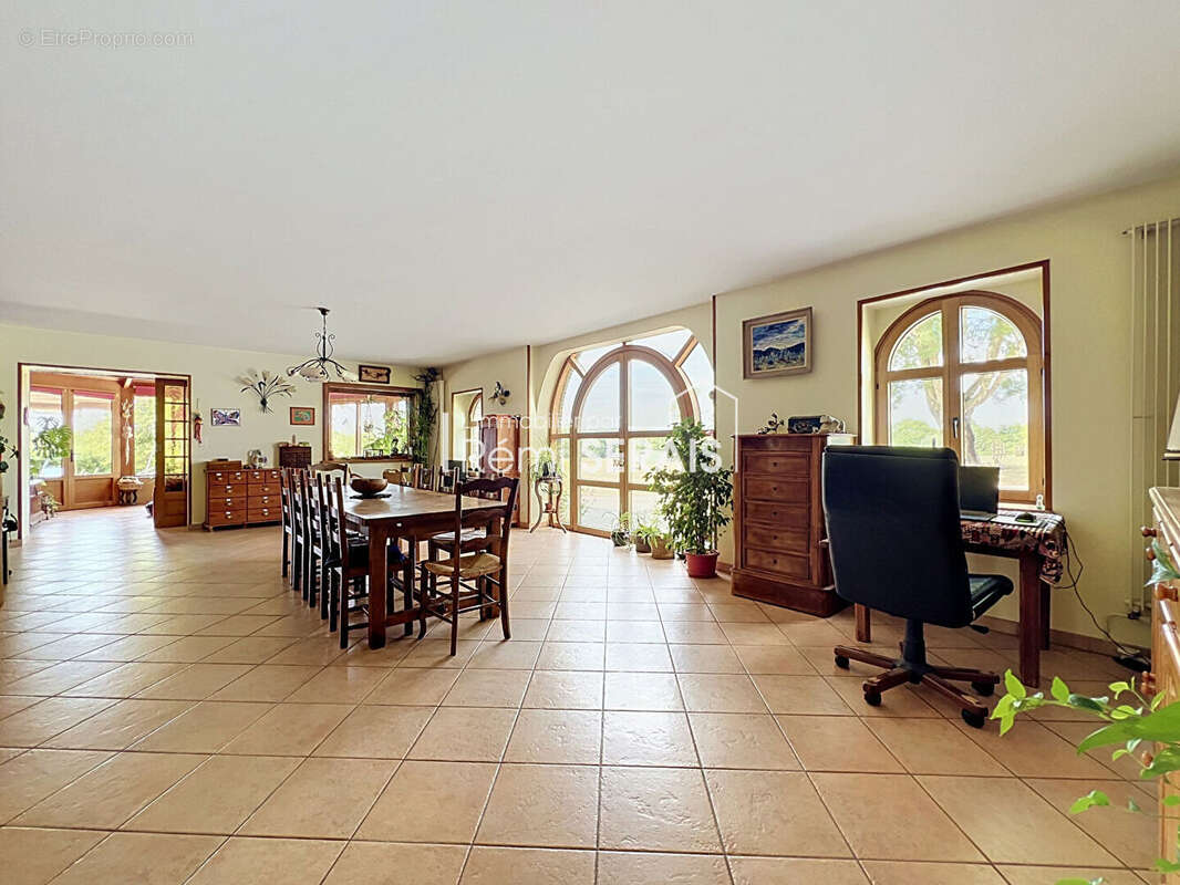 Propriété contemporaine  de caractère sur 5.8 hectares aux portes de Sées. - photo 4