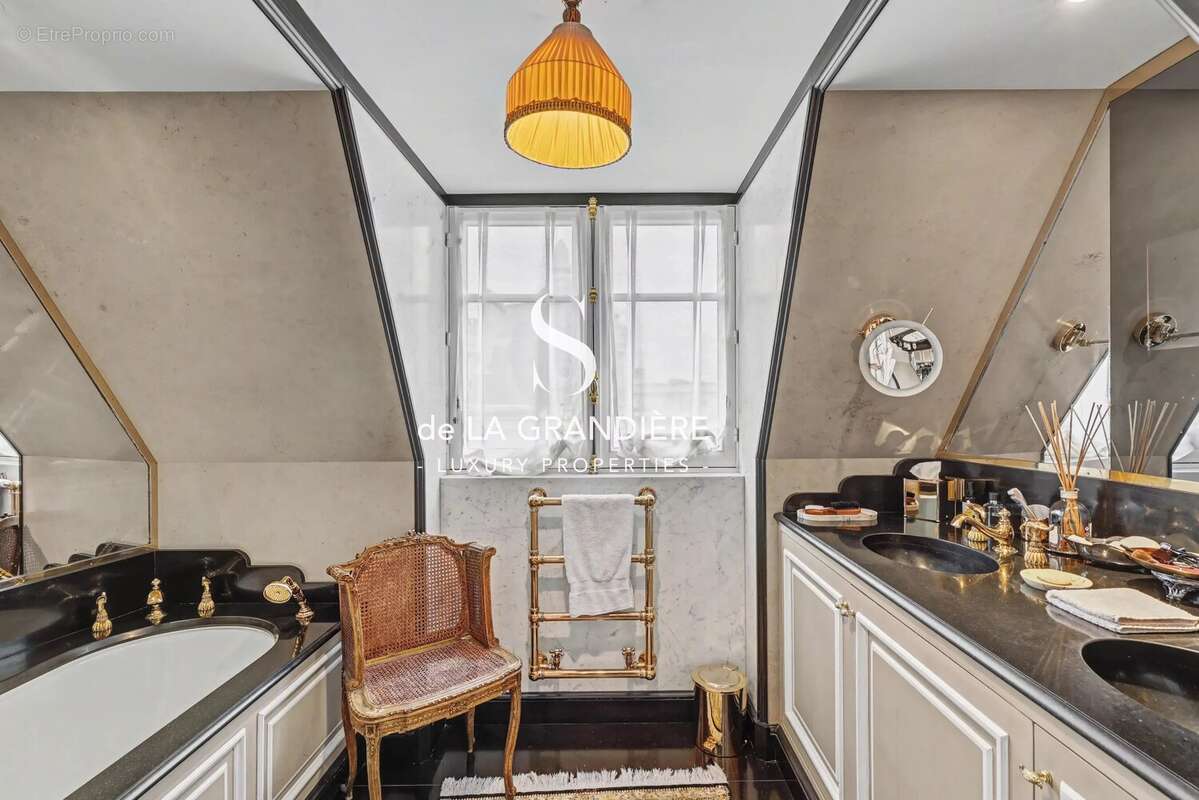 Appartement à PARIS-16E