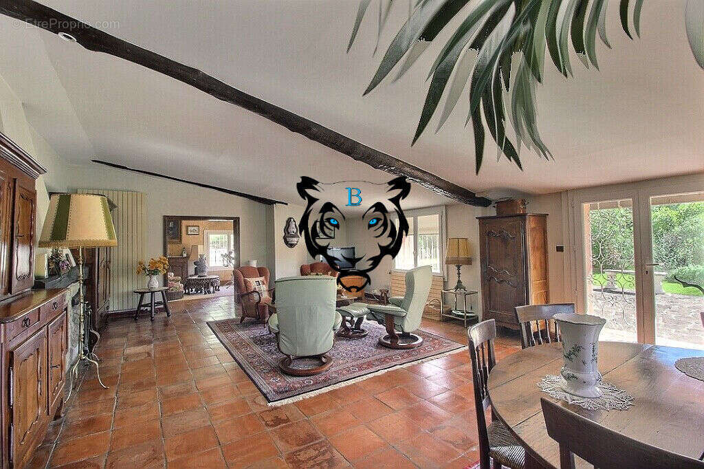 Maison à ROQUEBRUNE-SUR-ARGENS