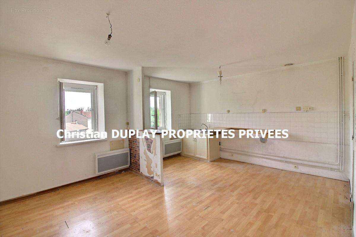 Saint Romain Lachalm 43620 Immeuble en pierre exposé Sud sur trois niveaux 5 logements, deux garages, cave - photo 11