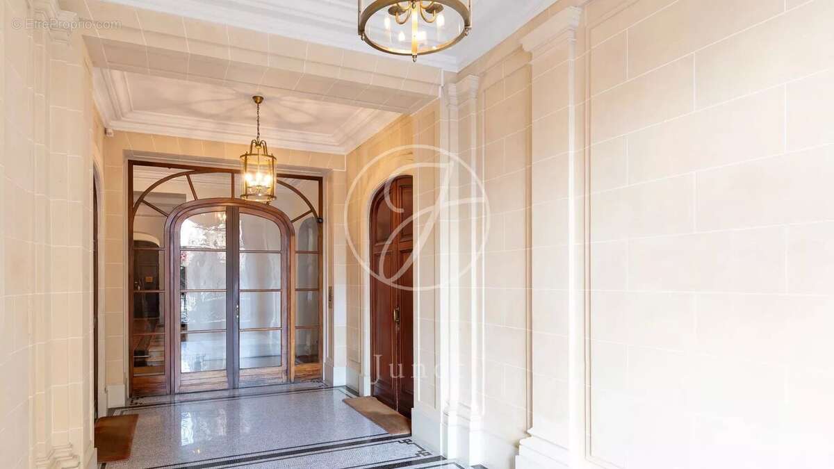 Appartement à PARIS-16E