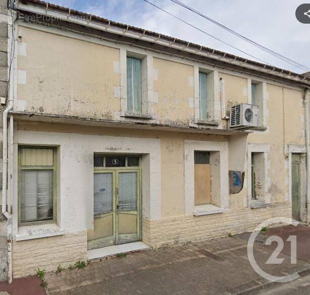 Maison à COUTRAS