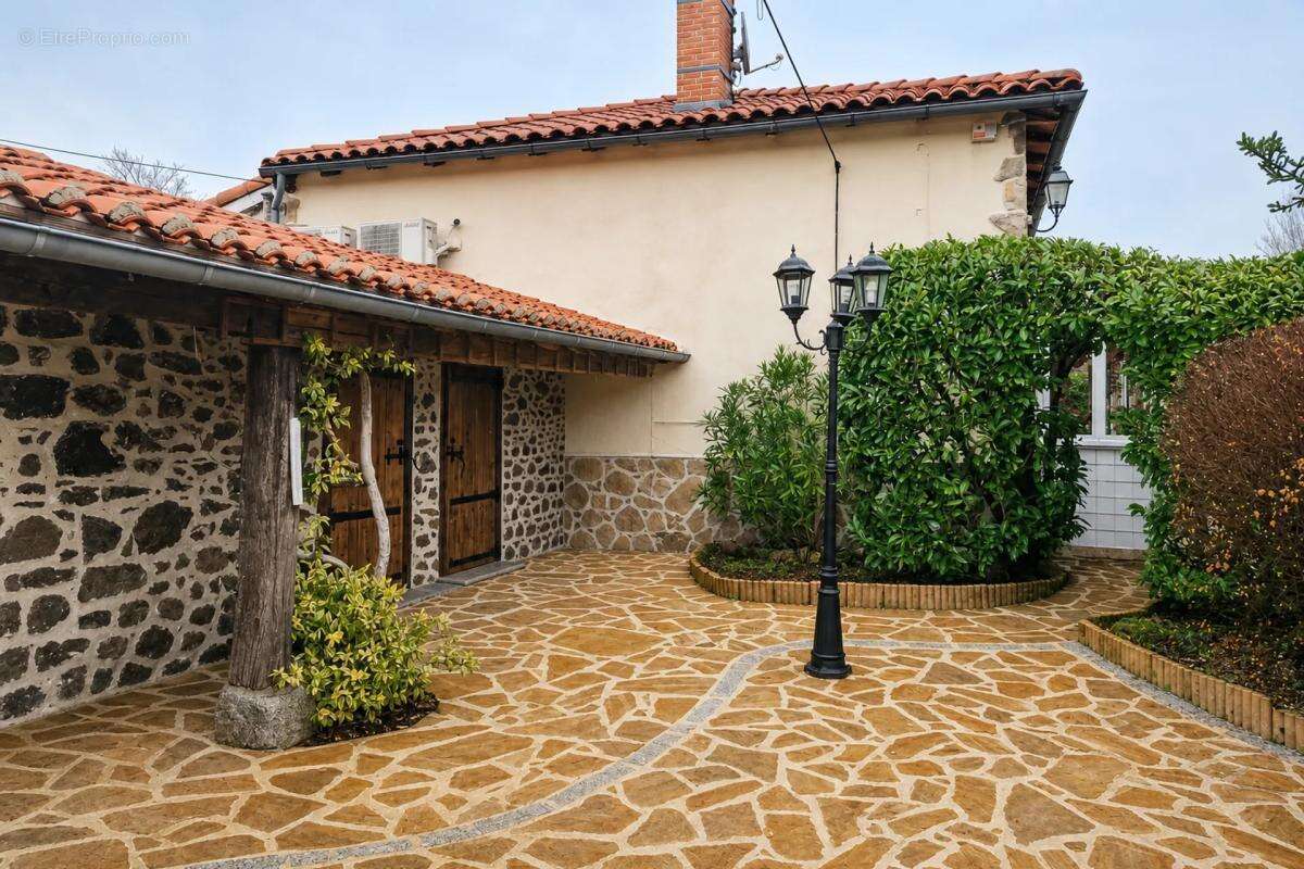 Maison rénovée avec jardin paisible à Oradour-Fanais - photo 10