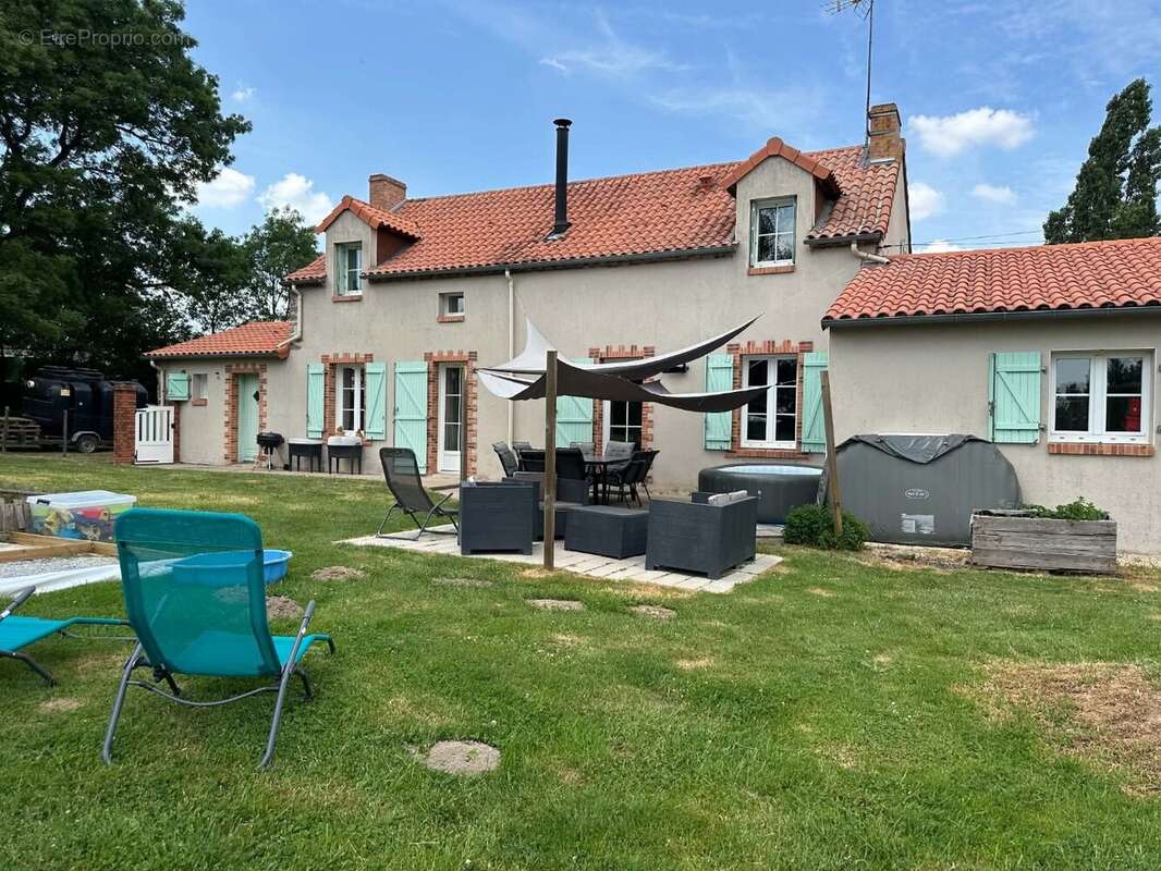 Maison à SAINT-GEORGES-DES-GARDES