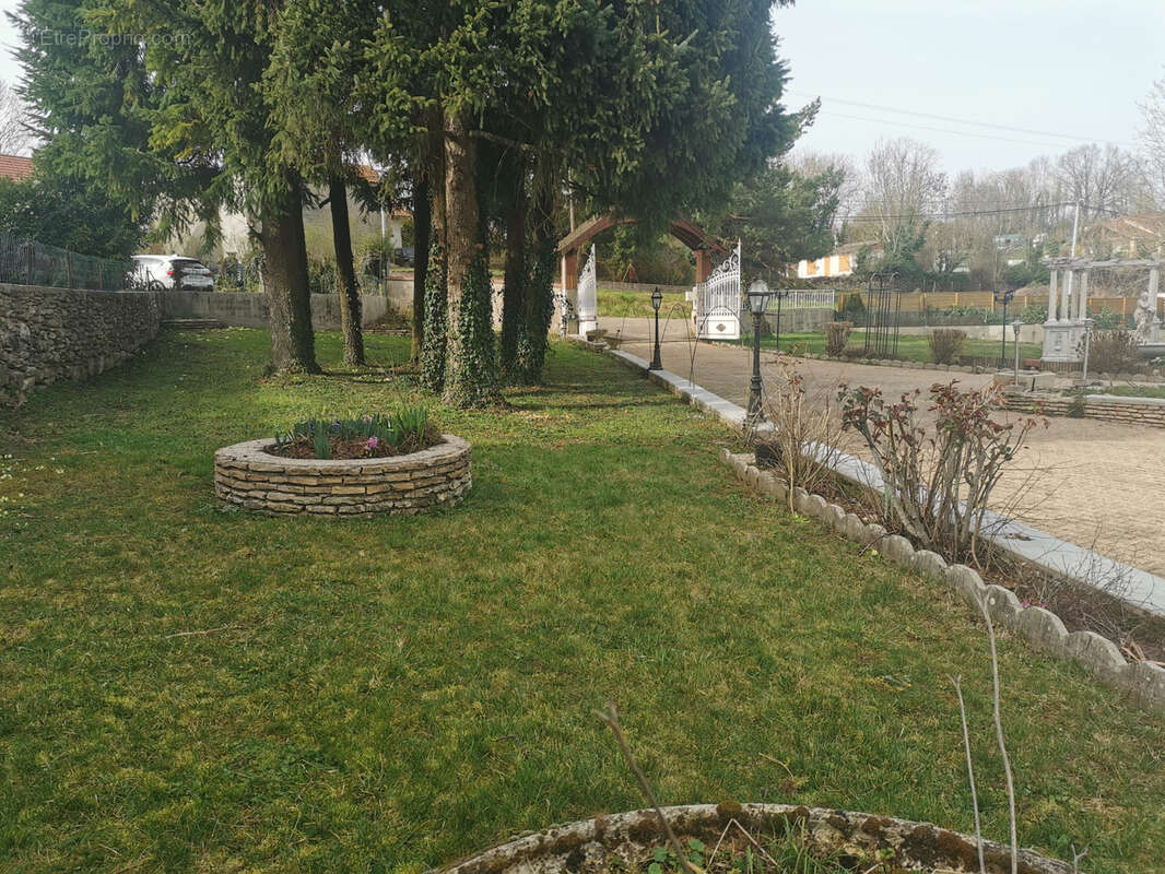 Maison à SAINT-BAUDILLE-DE-LA-TOUR