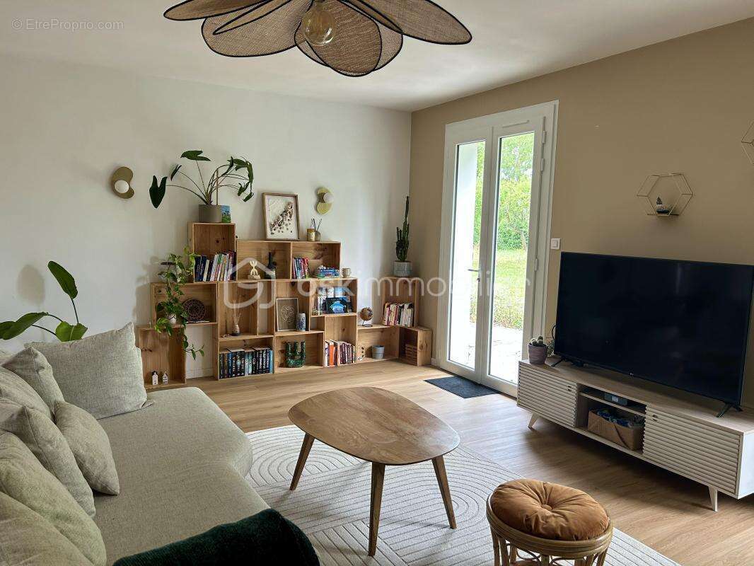 Maison à VILLECOMTAL-SUR-ARROS