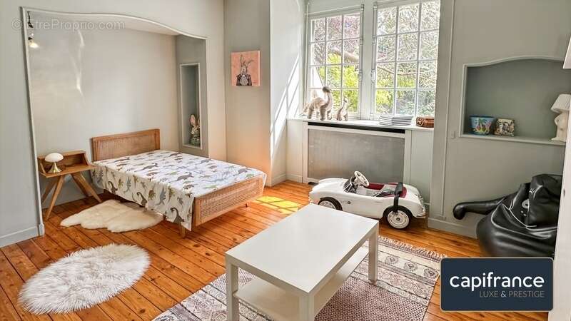 Une demeure de caractère au cœur du Jardin de la Rhonelle — 282 m² d'histoire préservée - photo 15
