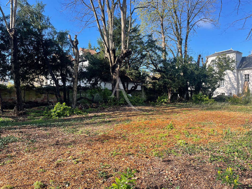 Terrain à LE MESNIL-LE-ROI