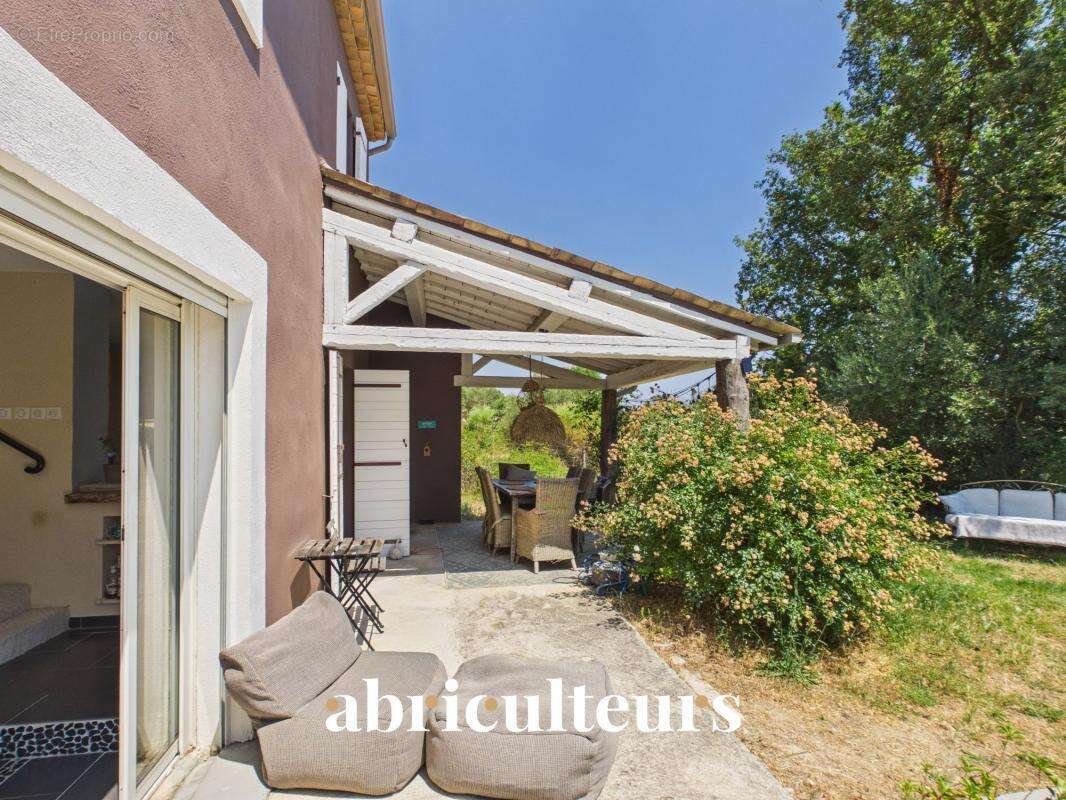 Spacieuse villa avec piscine et terrain d’environ 1 500 m² , dépendance et vue dégagée en vente à Callian (83440) - photo 2