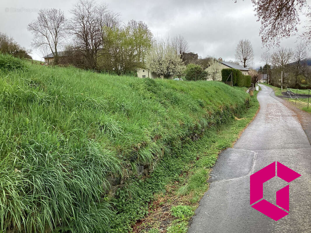 Terrain à SAINT-PIERRE-EYNAC