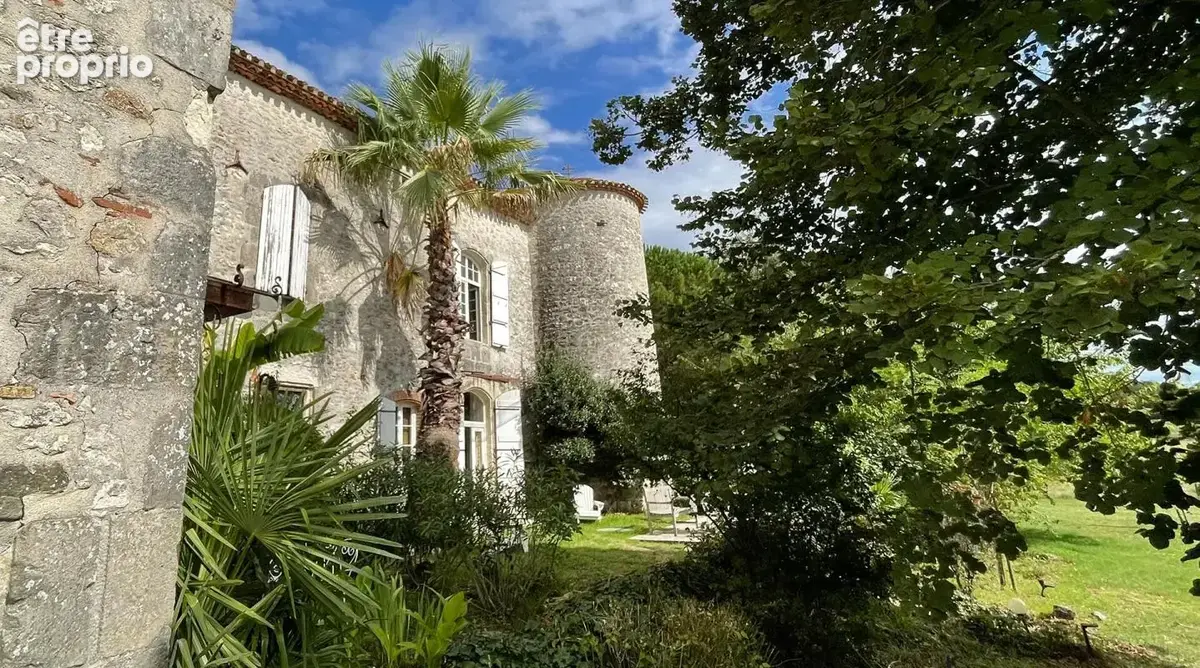 Château authentique du XIIIe siècle avec trois gîtes, piscine et 2 ha - photo 2