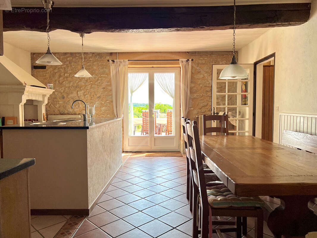 Grande maison en pierre avec piscine et vue dégagée - photo 9