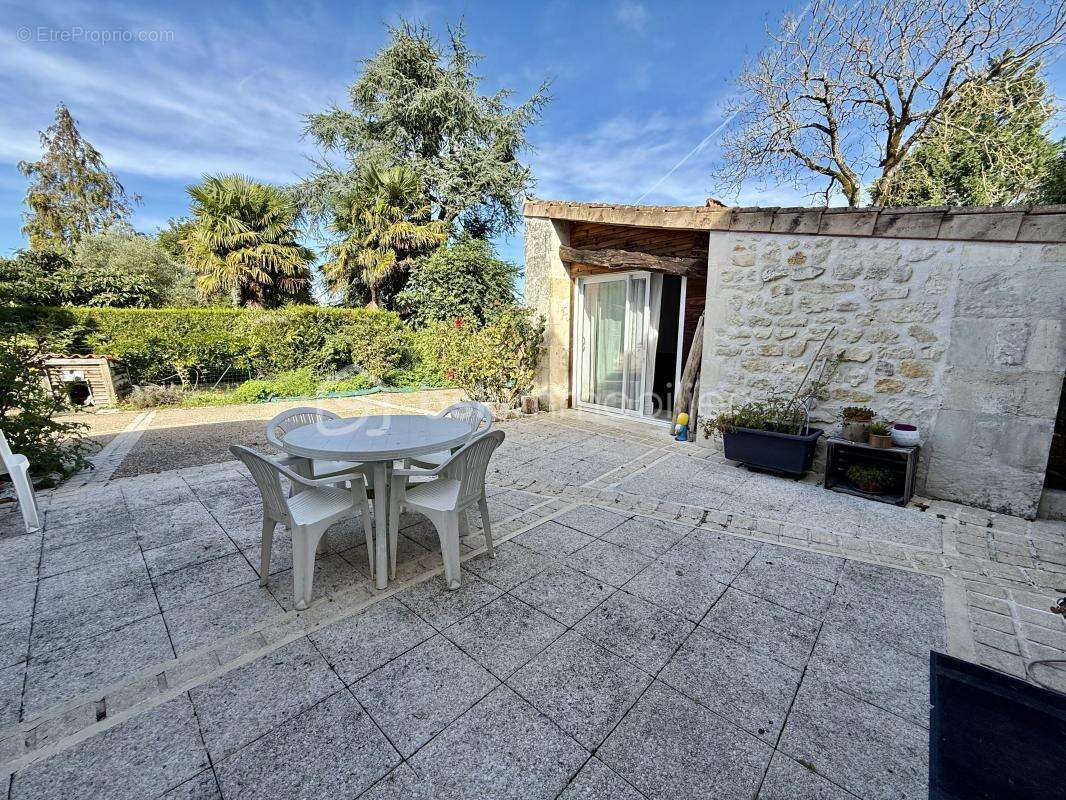 Maison à NIEUL-LES-SAINTES