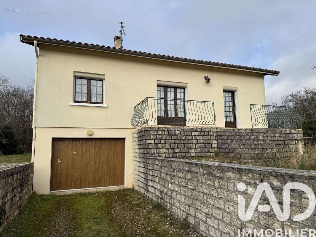 Maison 80 m² à Lussac  - photo 2