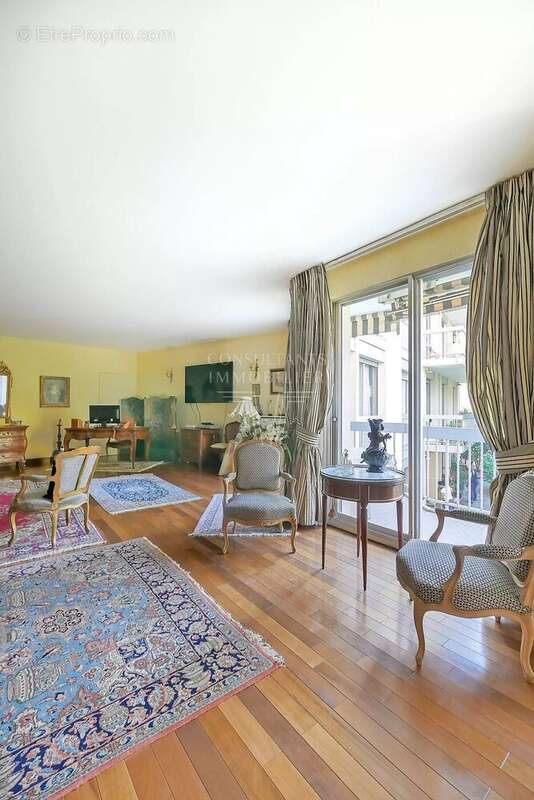 Appartement à NEUILLY-SUR-SEINE