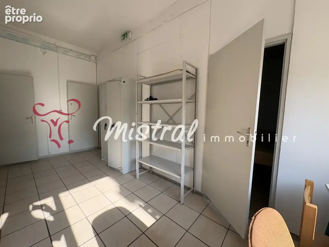 Aigues mortes appartement avec terrasse et local commercial - photo 16