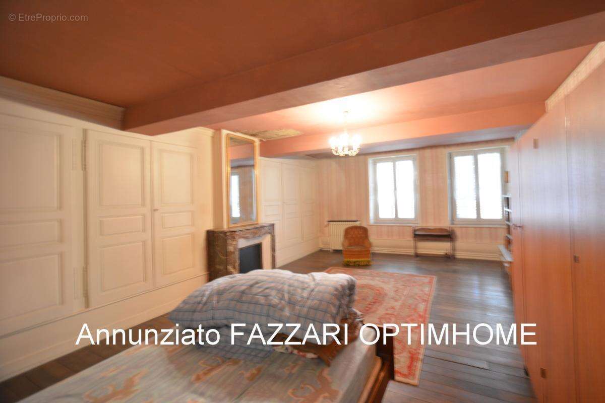 À vendre en exclusivité : Grande maison de ville historique à rénover, avec commerce – centre-ville de Stenay (proche Belgique e - photo 14