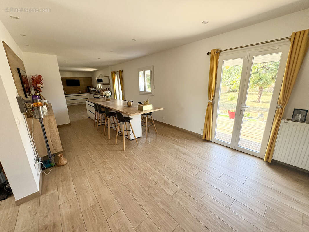 Maison à Saint-Sauveur-sur-École, 168m2, 5 chambres, terrain de 1260m2 constructible, sous-sol total - photo 7
