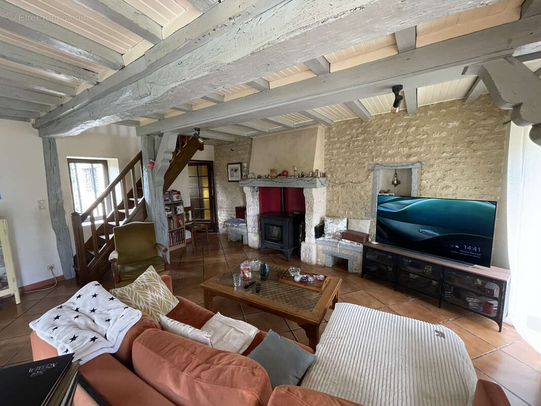 Maison à FONTAINE-LES-BASSETS