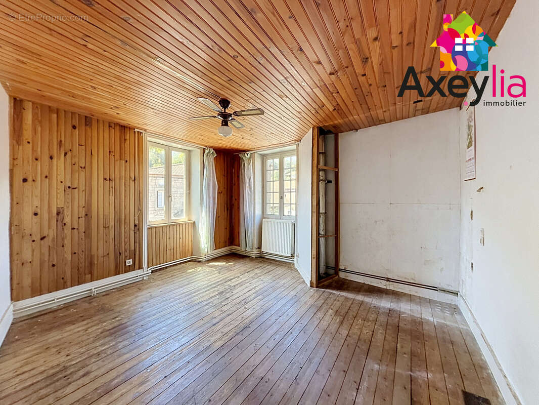 A vendre - les noës - ancienne auberge à rénover avec appartement - photo 12