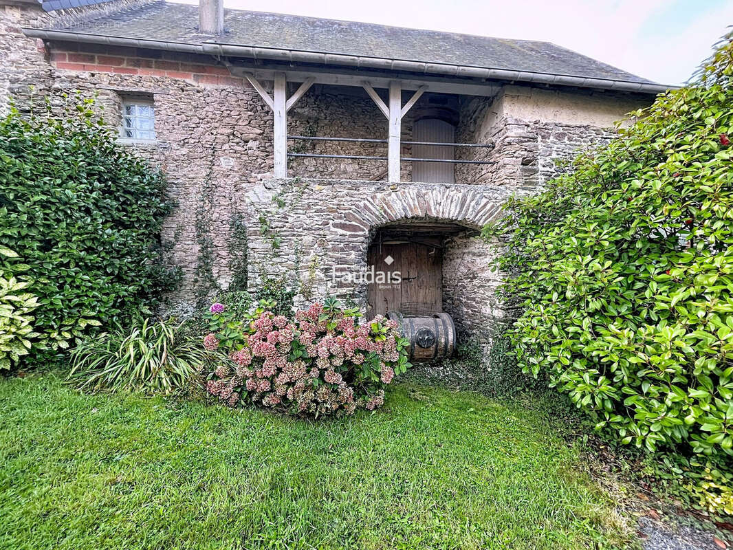 Maison 212 m² à Saint-Jean-De-Savigny  - photo 9