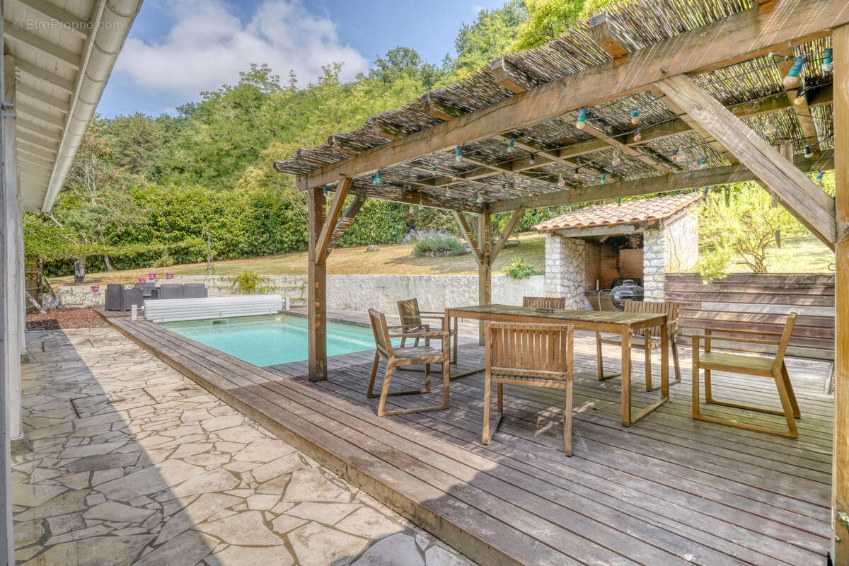 Maison en R+1 8 pièces de 202m2 habitables avec atelier et piscine le tout sur parcelle de 1509m2 - photo 16