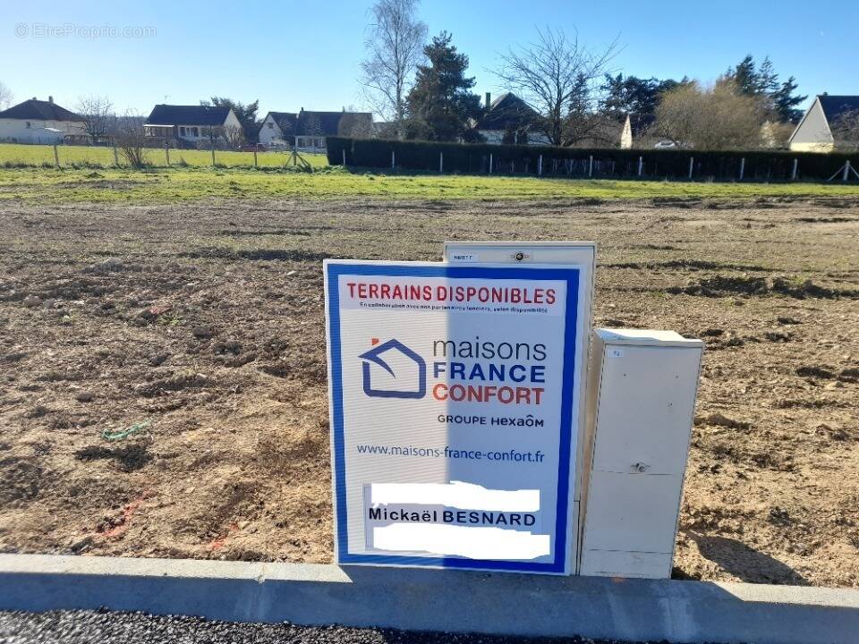 Terrain à MARCILLY-LA-CAMPAGNE