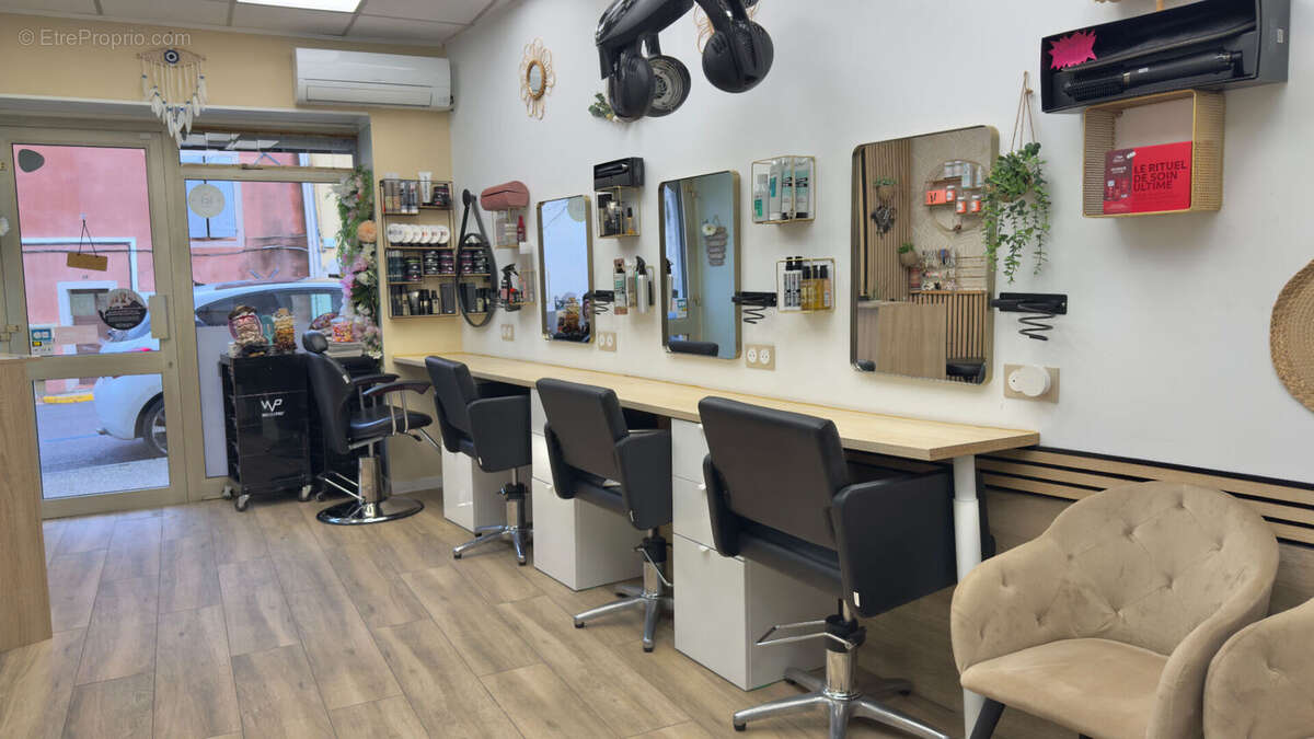 Commerce à SIMIANE-COLLONGUE