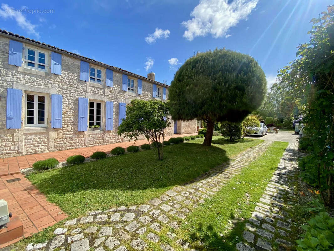 Maison 220 m² à Saint-Agnant  - photo 4