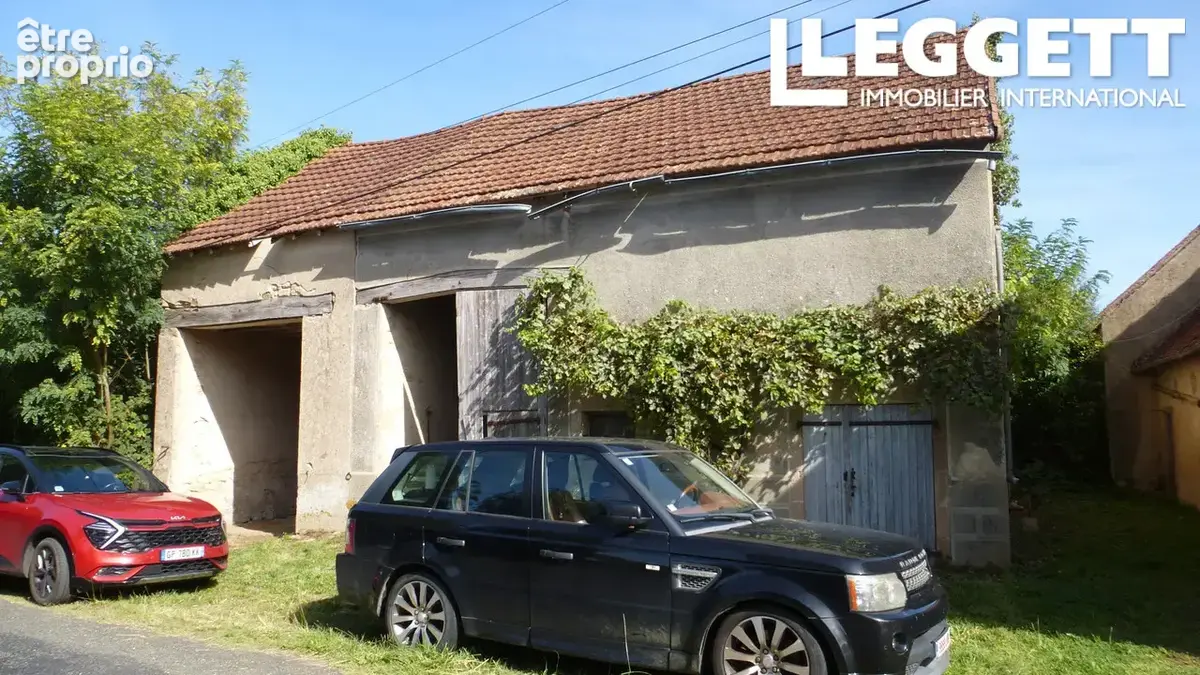 Propriété avec 2 ou 3 chambres, 2 granges (dont l'une comprend 6 boxes) et un terrain pour chevaux - photo 10