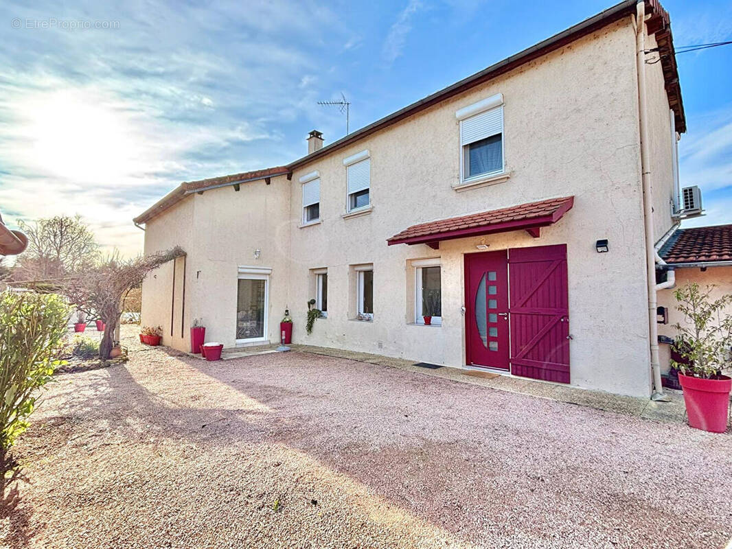 Maison à POUILLY-SOUS-CHARLIEU