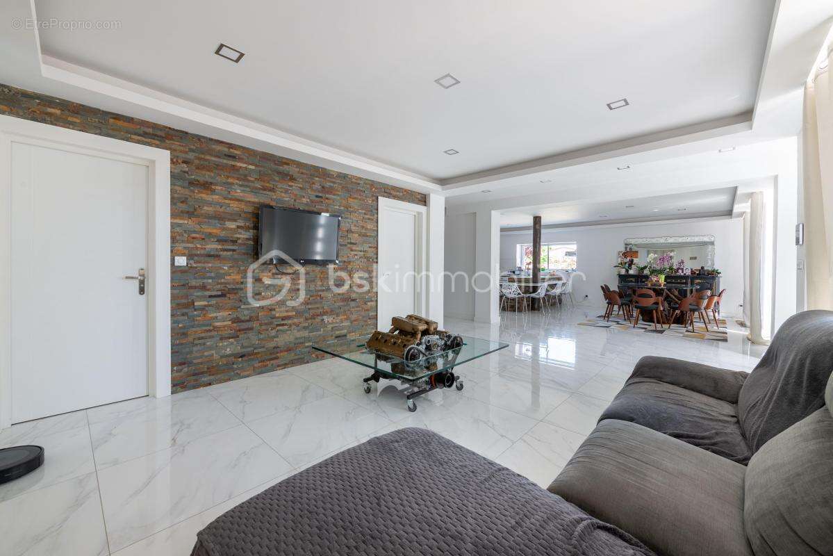 Magnifique maison de maître du 19 ème siècle, entièrement rénovée avec son incroyable caveau et ses multiples dépendances ! - photo 4