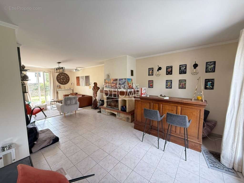 LIVERDY-EN-BRIE – Belle maison de maçon indépendante avec sous-sol total et jardin de 837 m² - photo 7