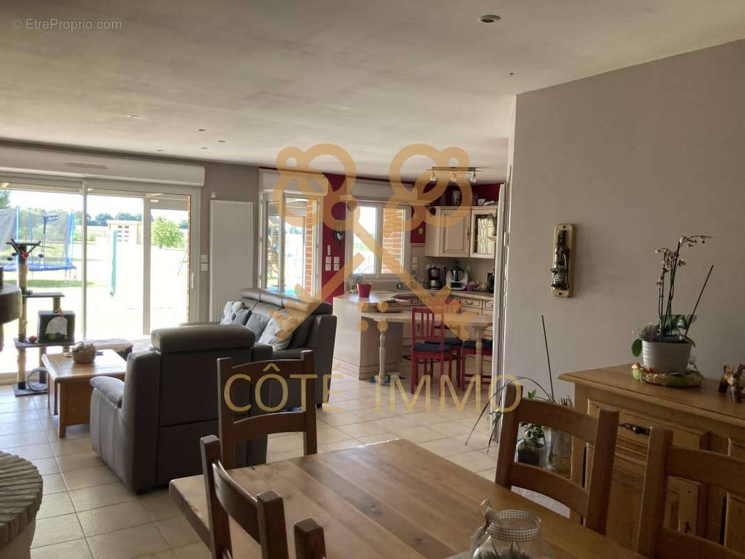 Autre à FRESNES-LES-MONTAUBAN