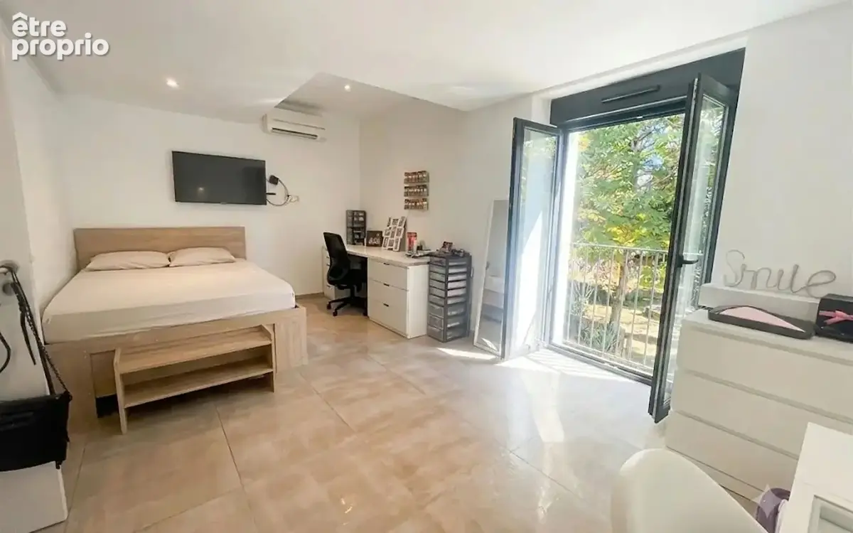 Mas de 273 m² habitable avec piscine et dépendances sur 5810 m² de jardin clos arboré. - photo 9