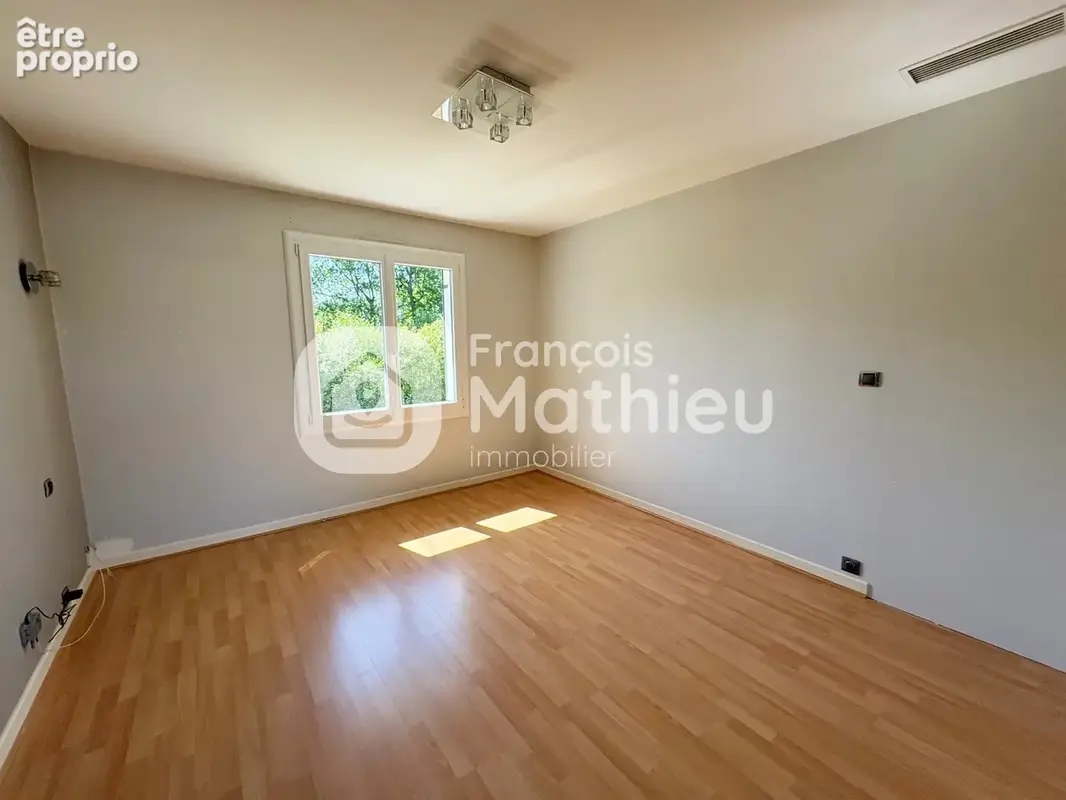 Le Plantay : Maison 3 ch + garage - piscine sécurisée sur terrain d'environ 1 508m2 - photo 7