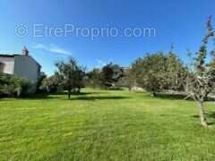 Terrain à SAINT-JEAN-BONNEFONDS