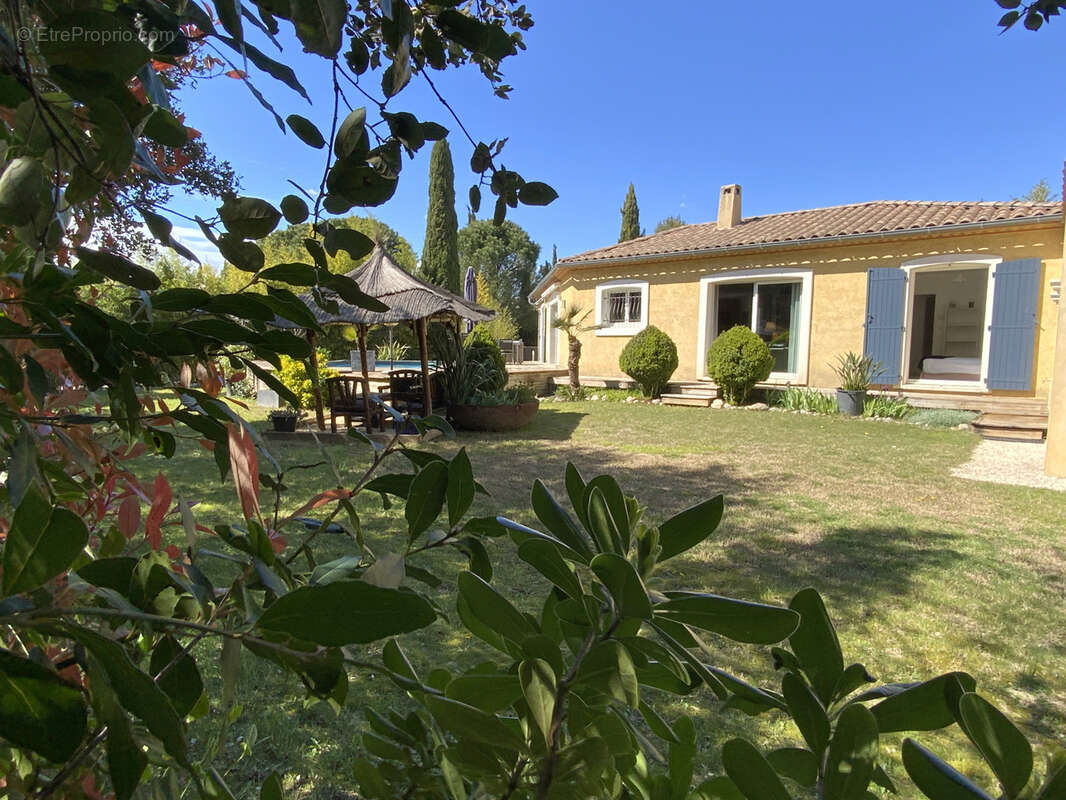 Villa de plain pied sur un magnifique terrain arboré avec piscine. - photo 3
