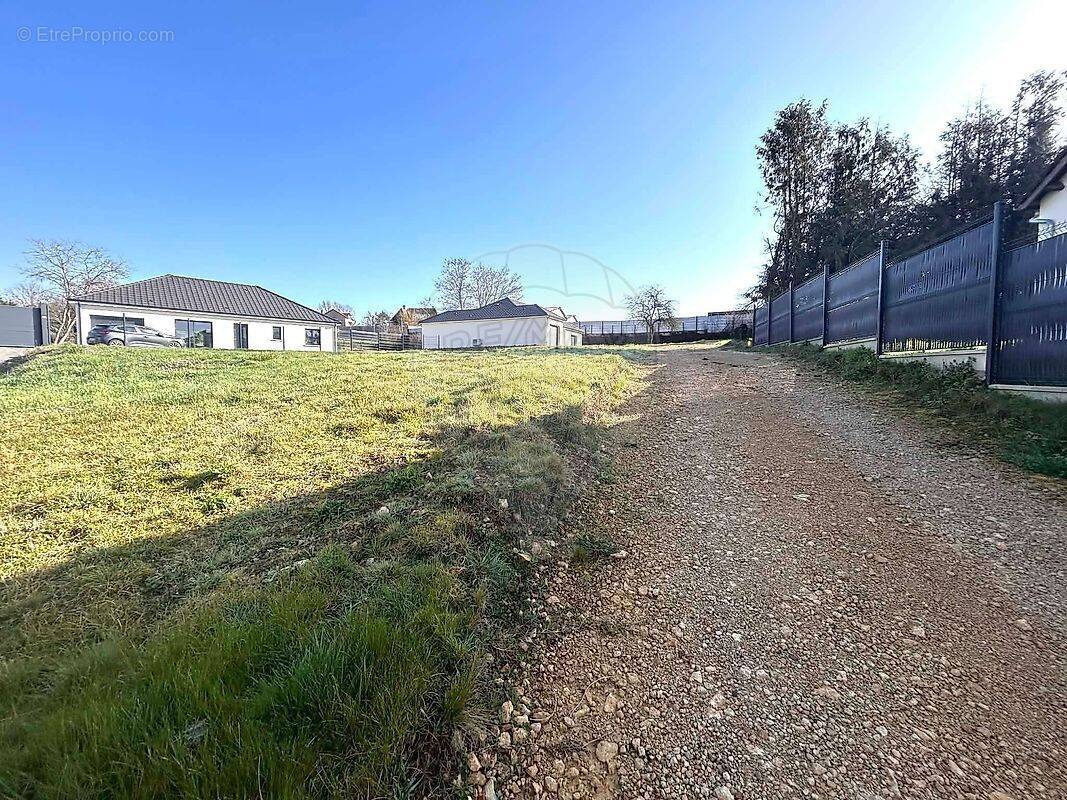 Terrain à COULANGES-LES-NEVERS