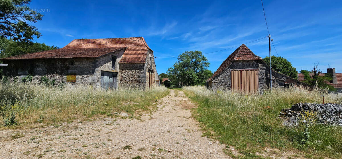 Corps de ferme 130m² hab - 6 bâtiments - photo 17